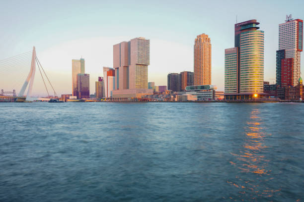 istock Erasmusbrug, Rotterdam in Nederland 921276958