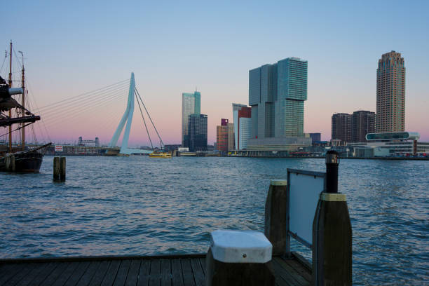 istock Erasmusbrug, Rotterdam in Nederland 921277194