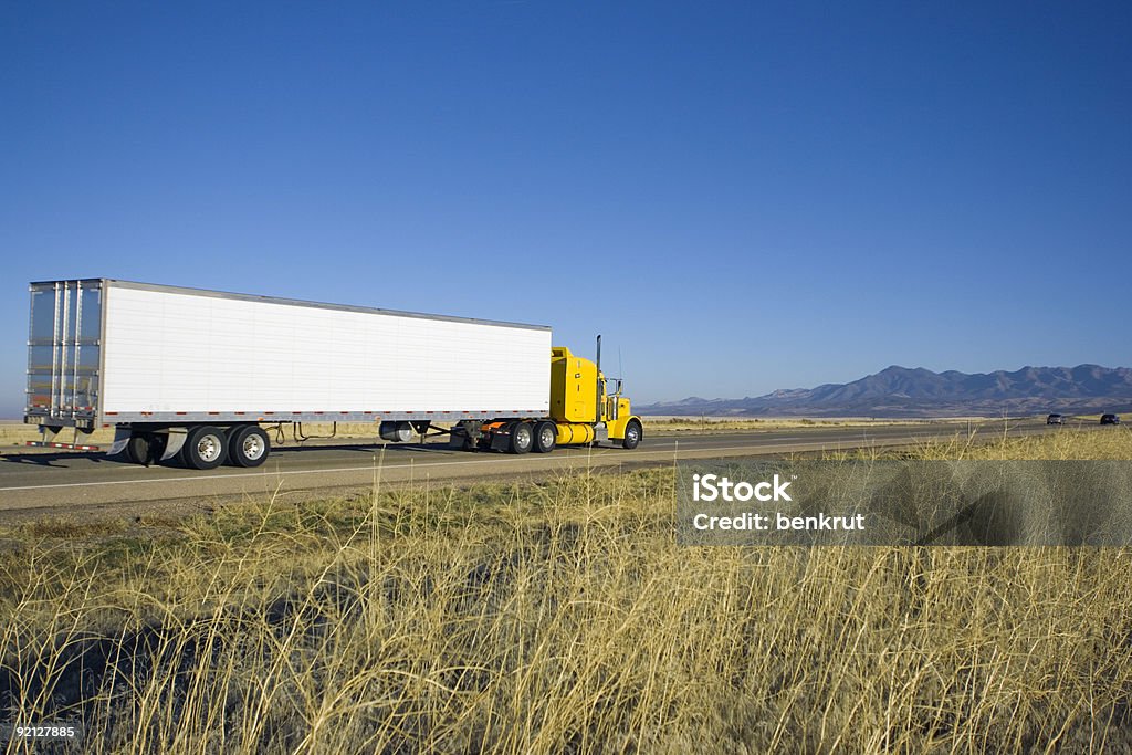 Amarillo camión en dirección a las montañas. - Foto de stock de Autopista libre de derechos