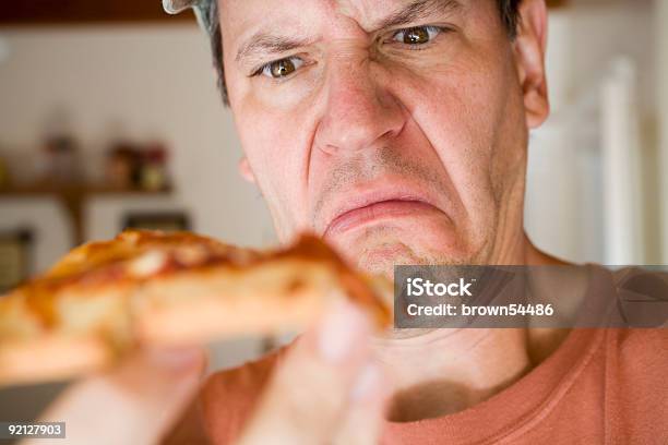 Hombre Comer Pizza De Chorizo Foto de stock y más banco de imágenes de Pizza - Pizza, Repugnancia, Comer