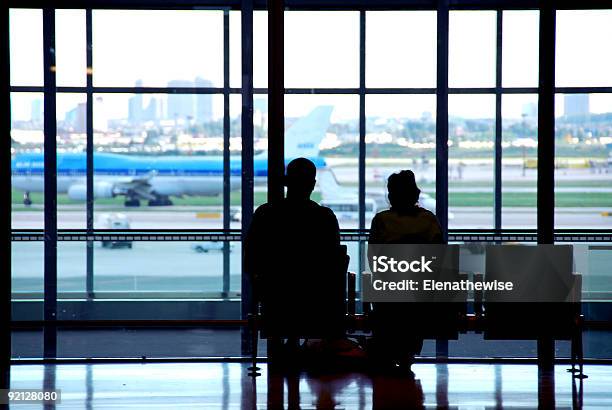 커플입니다 공항 2명에 대한 스톡 사진 및 기타 이미지 - 2명, 검은색, 공항