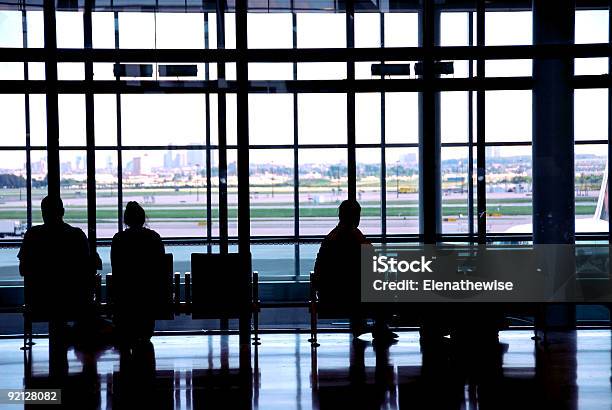 Gente En El Aeropuerto Foto de stock y más banco de imágenes de Adulto - Adulto, Aeropuerto, Asfalto