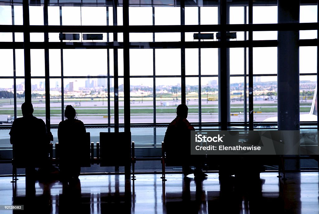 Люди в аэропорт - Стоковые фото Асфальт роялти-фри