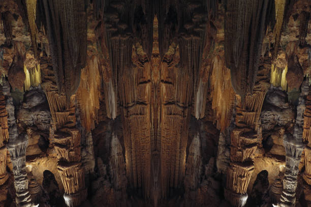 karst cave with stalactites and stalagmites in luray caverns. luray, virginia - spelaeology imagens e fotografias de stock