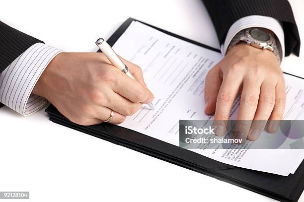 ビジネスマン契約書に署名する - カラー画像のストックフォトや画像を多数ご用意 - カラー画像, クローズアップ, ビジネス