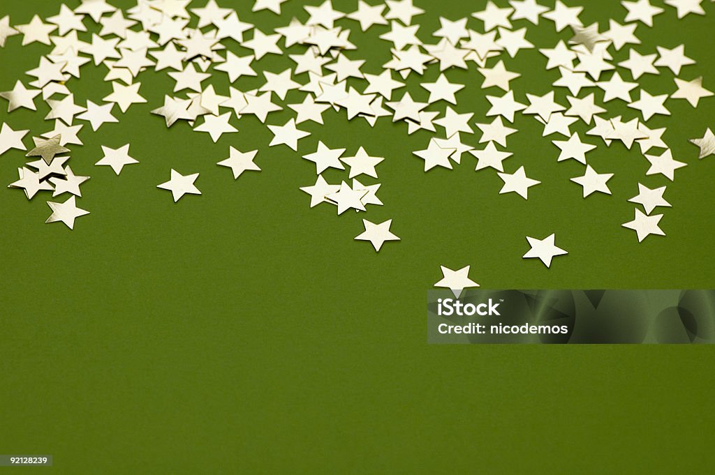 Golden Stars sobre verde - Foto de stock de Confeti libre de derechos