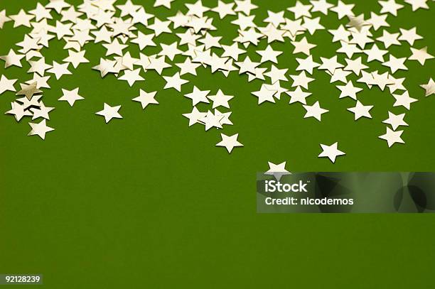 Golden Stars Sobre Verde Foto de stock y más banco de imágenes de Confeti - Confeti, Dorado - Color, Verde - Color