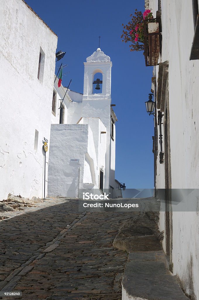 Mittelalterliche Straße und weißen Häusern von Monsaraz - Lizenzfrei Alentejo Stock-Foto