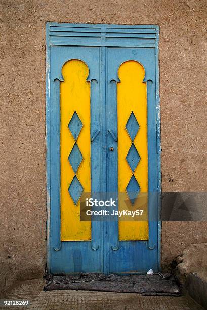 Porta Azul E Amarelo - Fotografias de stock e mais imagens de Aldeia - Aldeia, Amarelo, Arquitetura