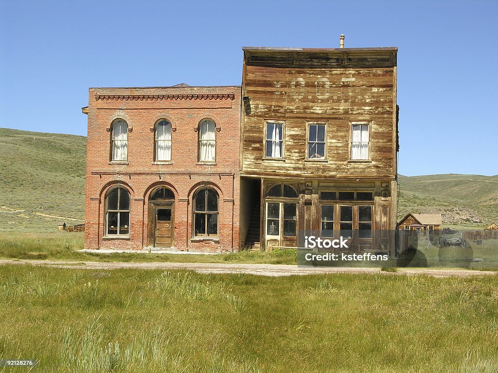 In mattoni e legno vecchio edificio-Parco Statale di Bodie, California - Foto stock royalty-free di Bar