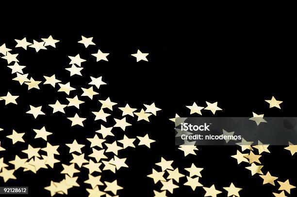 Goldene Sterne Auf Schwarzem Hintergrund Stockfoto und mehr Bilder von Konfetti - Konfetti, Stern - Form, Goldfarbig