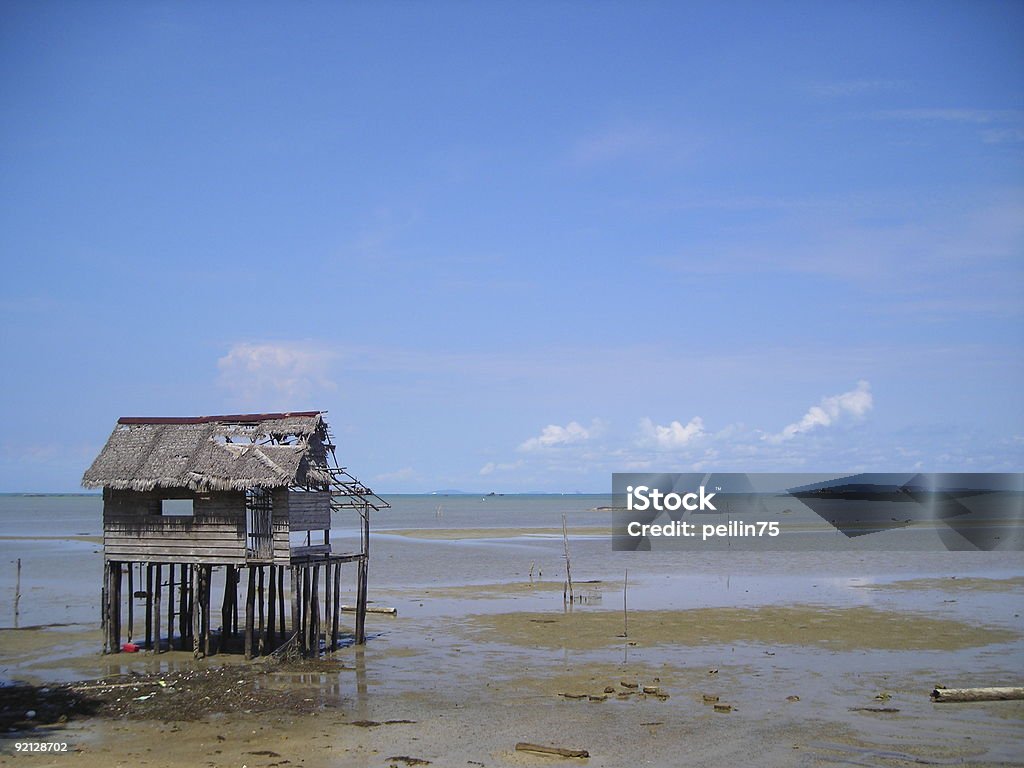 Uma Cabana by beach - Foto de stock de Abandonado royalty-free