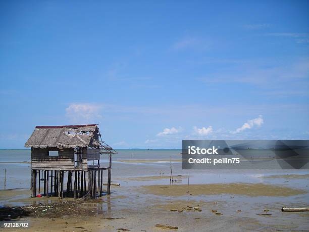 Foto de Uma Cabana By Beach e mais fotos de stock de Abandonado - Abandonado, Abrigo de Jardim, Acabado