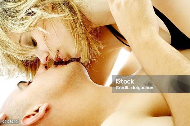 Pareja Foreplay2 Foto de stock y más banco de imágenes de Adulto - Adulto, Adulto joven, Amor - Sentimiento