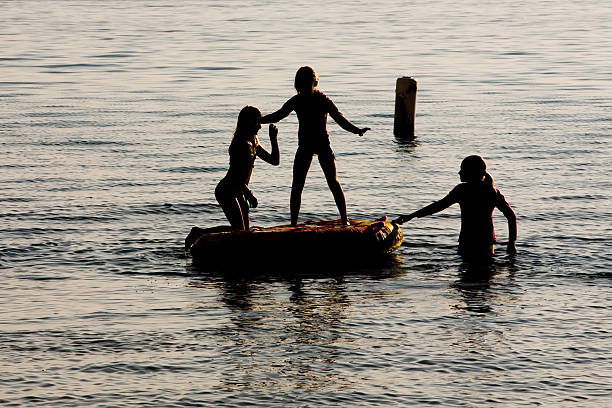 용수 재생입니다 - child inflatable raft lake family 뉴스 사진 이미지