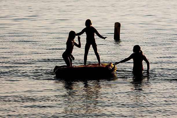 water recreação - child inflatable raft lake family - fotografias e filmes do acervo