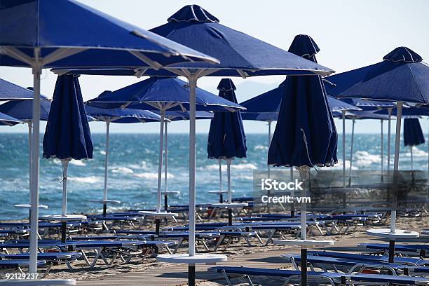Cena De Praia 2 - Fotografias de stock e mais imagens de Areia - Areia, Azul, Cama