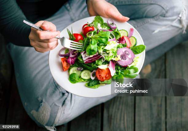 Frische Salate In Händenansicht Von Oben Stockfoto und mehr Bilder von Essen - Mund benutzen - Essen - Mund benutzen, Veganes Essen, Salat - Speisen