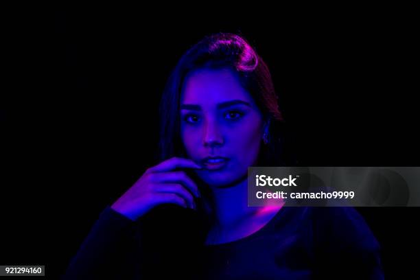 Photo libre de droit de Young Lady Studio Headshot Grave Avec Une Dominante De Bleue Et Violette banque d'images et plus d'images libres de droit de Adulte