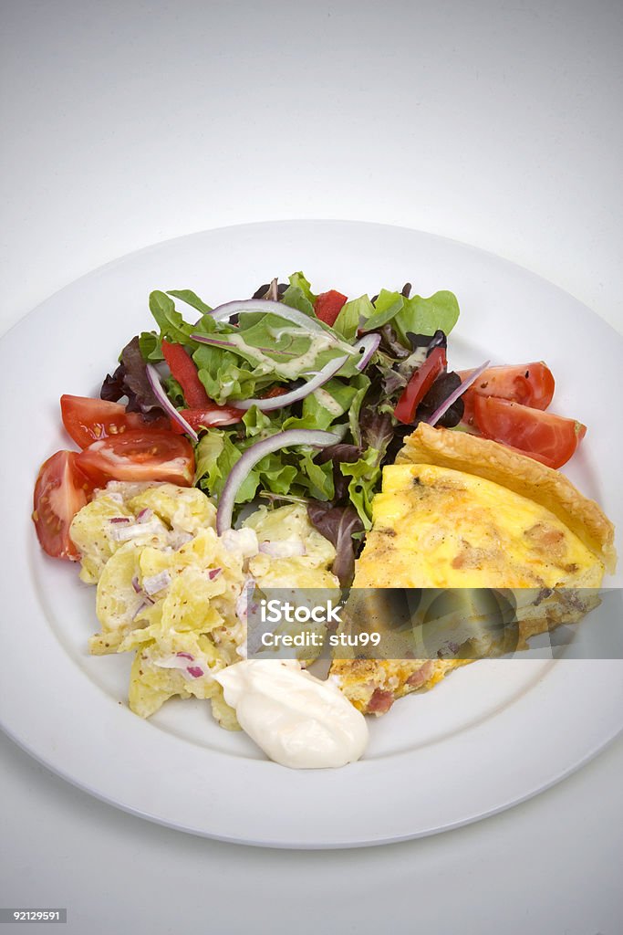 Quiche e insalate - Foto stock royalty-free di Brioche - Impasto