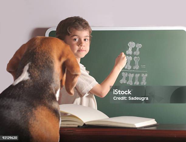 Junge Lehrer Und Schüler Besondere Stockfoto und mehr Bilder von Hund - Hund, Bildung, Schulgebäude