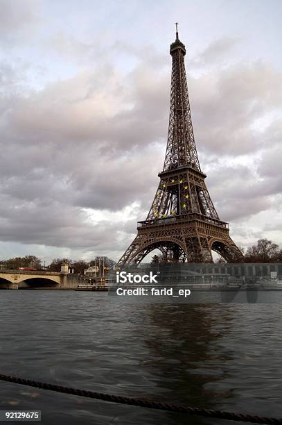 La Torre Eiffel Foto de stock y más banco de imágenes de Agua - Agua, Aire libre, Azul