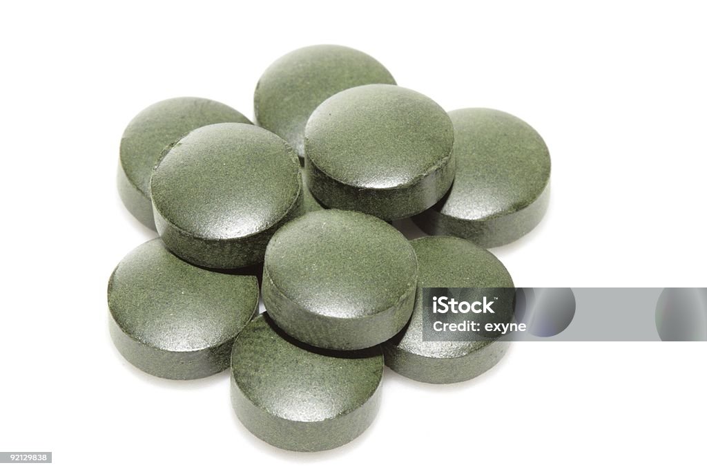 Pilha de verde spirulina comprimidos - Royalty-free Comprimido Foto de stock