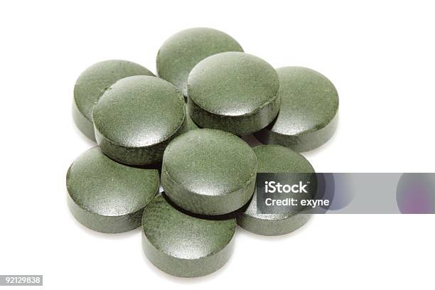 Pilha De Verde Spirulina Comprimidos - Fotografias de stock e mais imagens de Comprimido - Comprimido, Espirulina, Amontoar