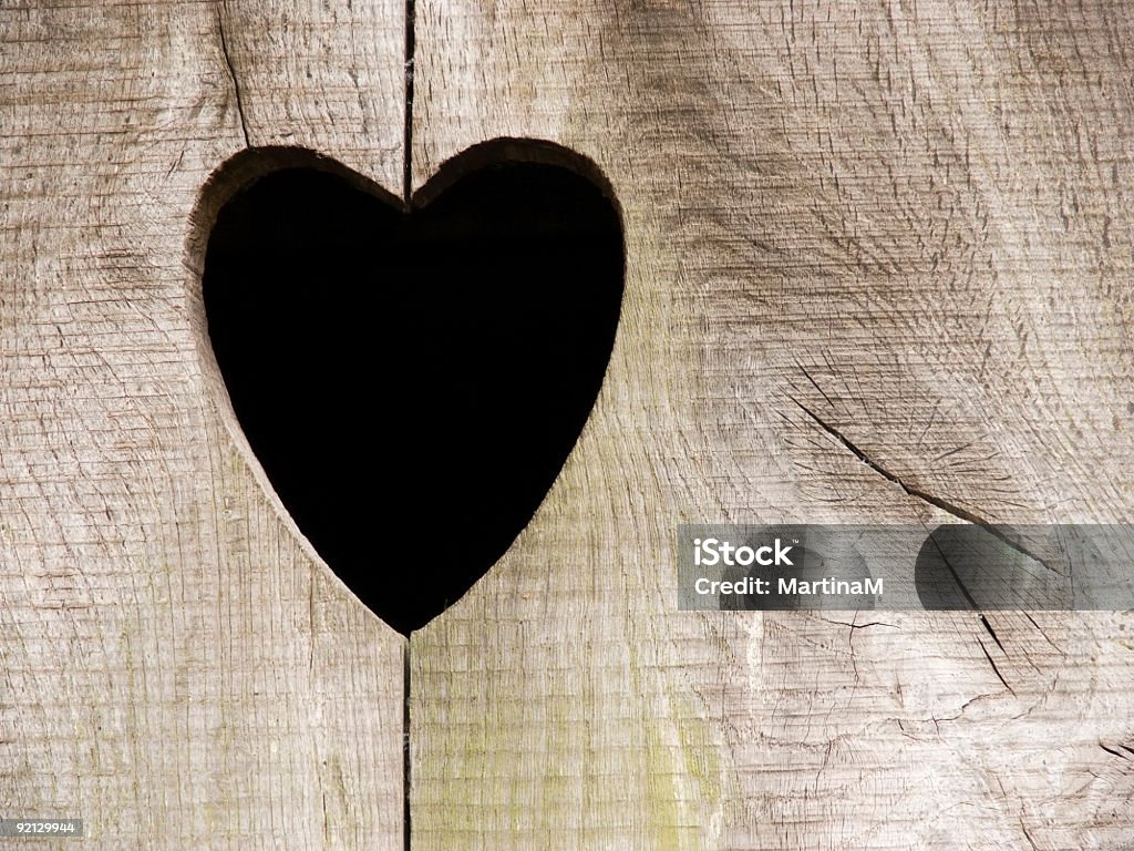 Деревянная дверь с сердца - Стоковые фото Дерево - материал роялти-фри
