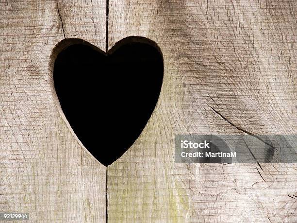 Деревянная Дверь С Сердца — стоковые фотографии и другие картинки Дерево - материал - Дерево - материал, Древесина, Дыра