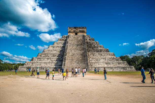 destino de vacaciones de antiguas pirámides - mayan riviera fotografías e imágenes de stock