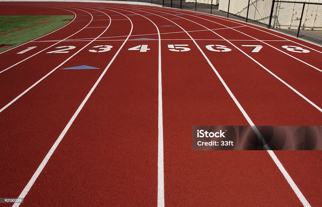 Ocho Carriles De Una Pista De Atletismo Foto de stock y más banco de imágenes de Atletismo - Atletismo, Camino, Carrera - iStock Ocho Carriles De Una Pista De Atletismo Foto de stock y más banco de imágenes de Atletismo - Atletismo, Camino, Carrera - iStock