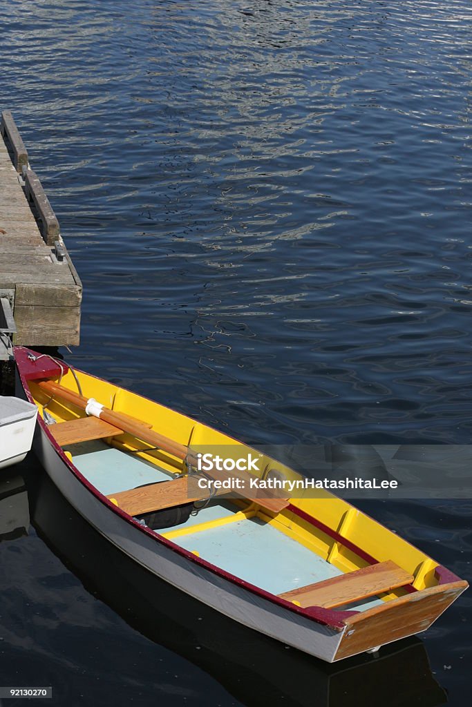 Colorata Barca a remi sul Dock nel Torrente falso, Vancouver, Canada - Foto stock royalty-free di Acqua