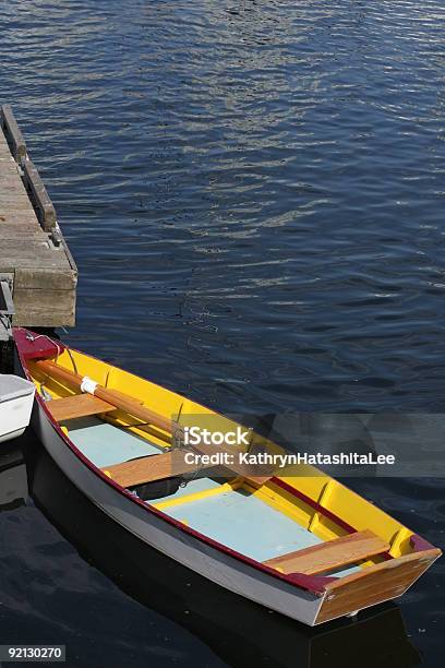 Colorata Barca A Remi Sul Dock Nel Torrente Falso Vancouver Canada - Fotografie stock e altre immagini di Acqua