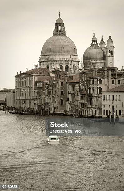 Lungo Il Canal Grande - Fotografie stock e altre immagini di Acqua - Acqua, Architettura, Basilica di Santa Maria della Salute