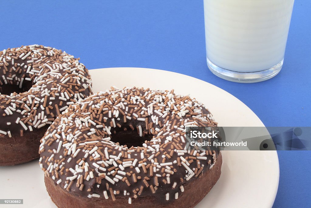 Deux beignets au chocolat et un verre de lait - Photo de Beignet au chocolat libre de droits