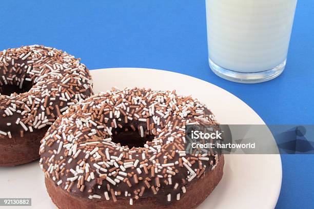 Photo libre de droit de Deux Beignets Au Chocolat Et Un Verre De Lait banque d'images et plus d'images libres de droit de Beignet au chocolat - Beignet au chocolat, Confettis en sucre, Aliment