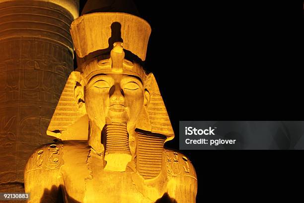 Pharoh Statue Beleuchtet Bei Nacht Stockfoto und mehr Bilder von Goldmaske des Tutanchamun - Goldmaske des Tutanchamun, Königin Kleopatra VII. Philopator, Tutankhamen