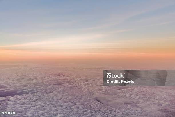 Sonnenuntergang Oder Sonnenaufgang Über Den Wolken Stockfoto und mehr Bilder von Ansicht aus erhöhter Perspektive - Ansicht aus erhöhter Perspektive, Bedeckter Himmel, Bildhintergrund