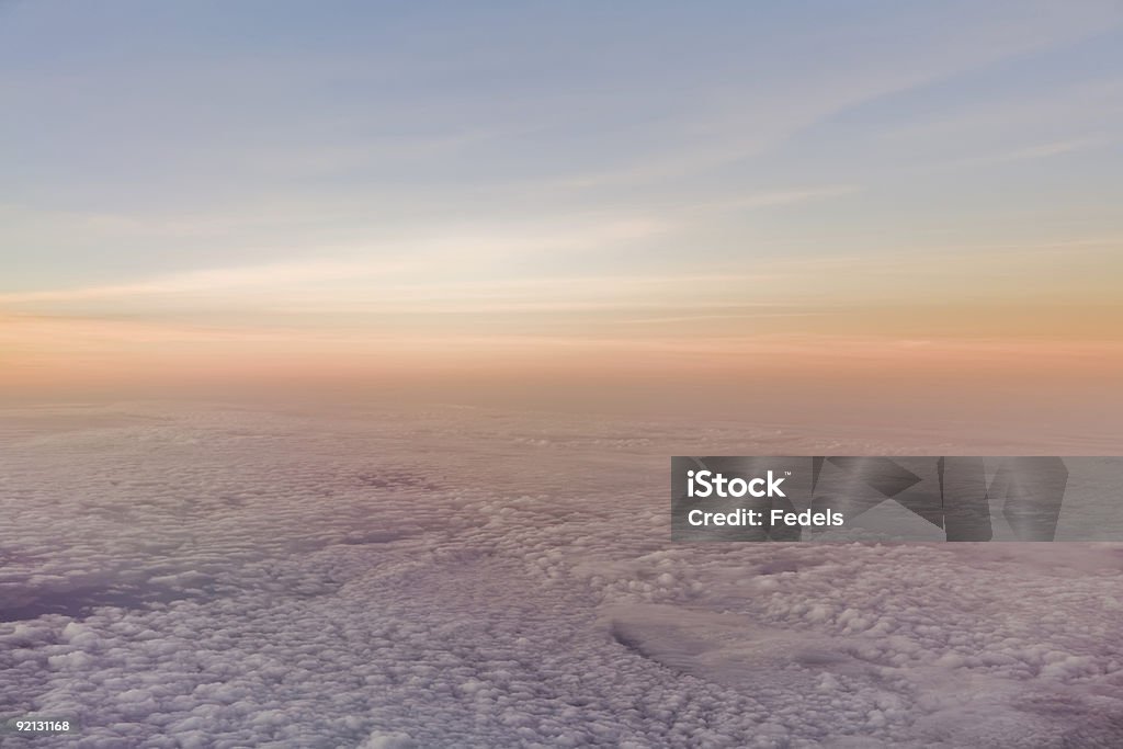 Pôr do sol ou nascer do sol sobre nuvens - Foto de stock de Azul royalty-free