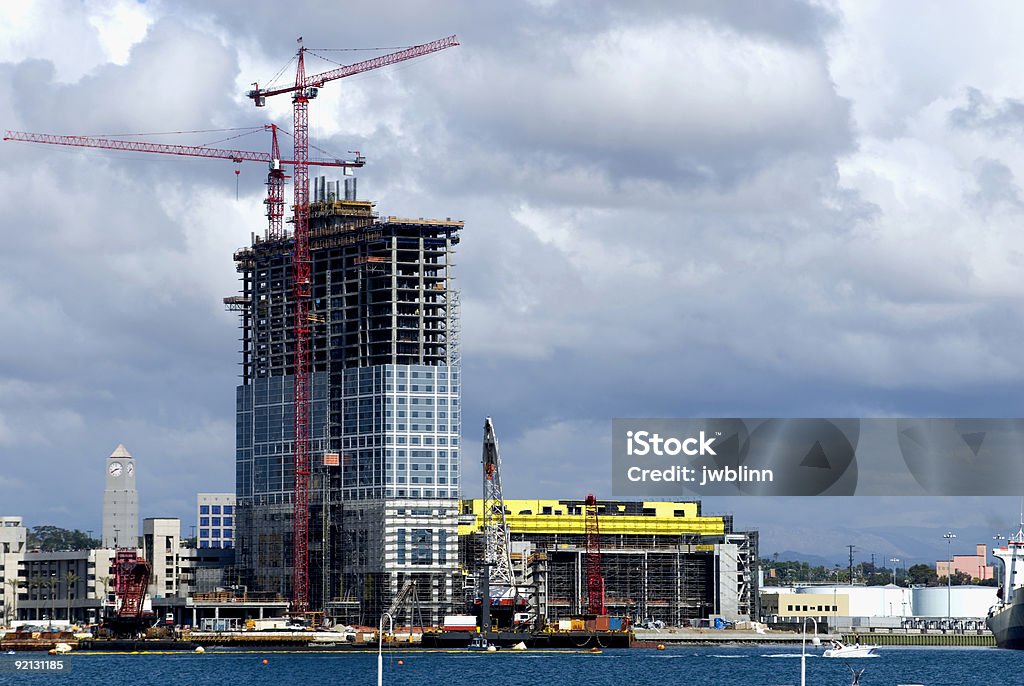 Строительство с высокой посадкой - Стоковые фото Социальное жильё роялти-фри