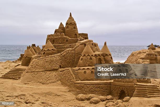 Foto de Castelo De Areia Na Praia Com O Oceano Ao Fundo e mais fotos de stock de Castelo de areia - Estrutura - Castelo de areia - Estrutura, Areia, Arquitetura