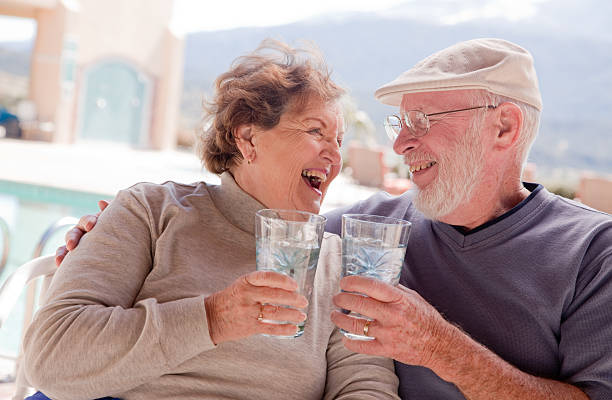 szczęśliwy senior para z napojów - drinking water drink men zdjęcia i obrazy z banku zdjęć