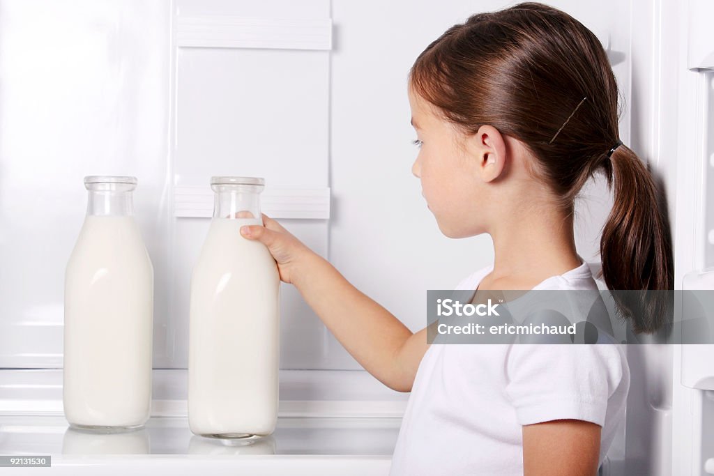Belle fille prenant une bouteille de lait - Photo de 4-5 ans libre de droits