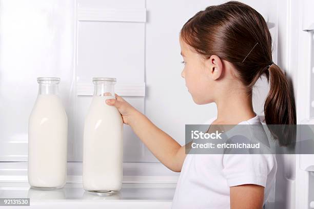 Photo libre de droit de Belle Fille Prenant Une Bouteille De Lait banque d'images et plus d'images libres de droit de 4-5 ans - 4-5 ans, 6-7 ans, Aliment