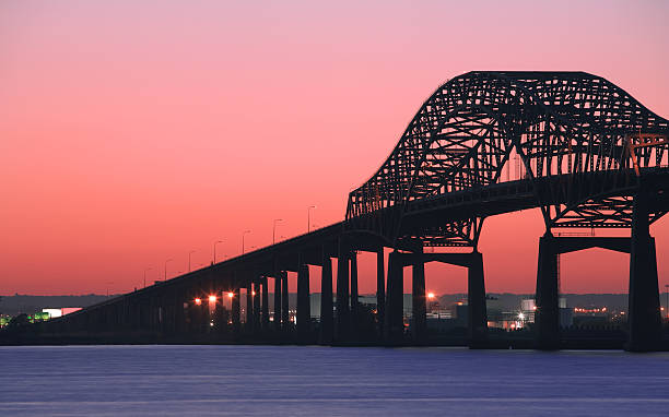 newark bay bridge al tramonto rosso - essex foto e immagini stock
