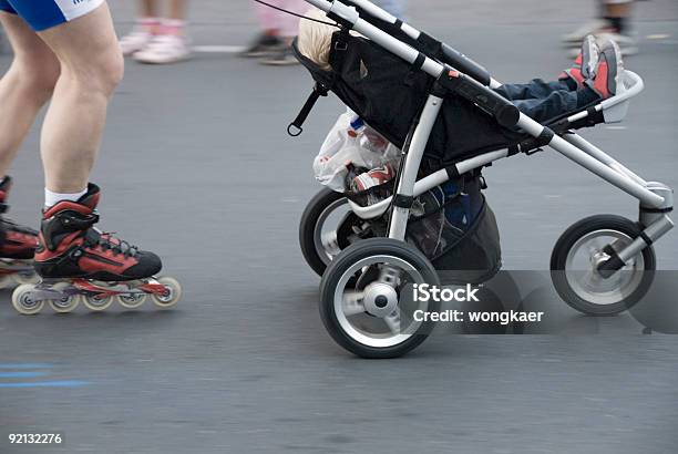 Skater Con Bambino - Fotografie stock e altre immagini di Adulto - Adulto, Ambientazione esterna, Bambino