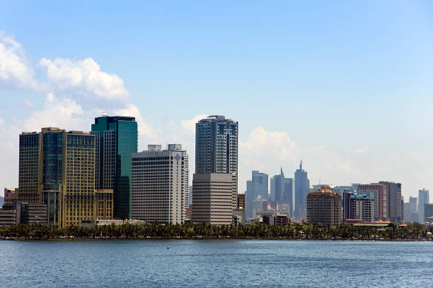 manila baywalk philippinen die skyline der stadt - ermita stock-fotos und bilder