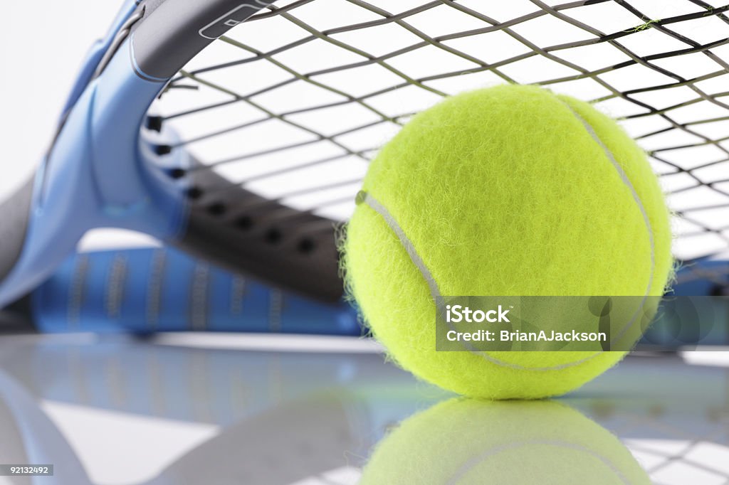 Raqueta de tenis y pelotas - Foto de stock de Cordel libre de derechos