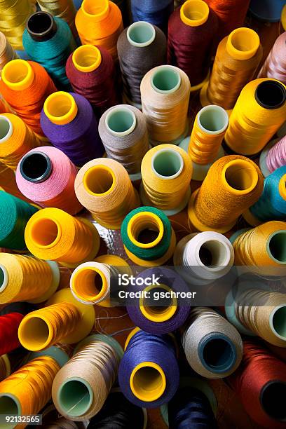 Foto de Multicolorido Spools De Encadeamento e mais fotos de stock de Colorido - Colorido, Abundância, Algodão - Material Têxtil